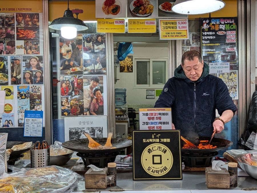 A Seoul market cook preparing tteokbokki